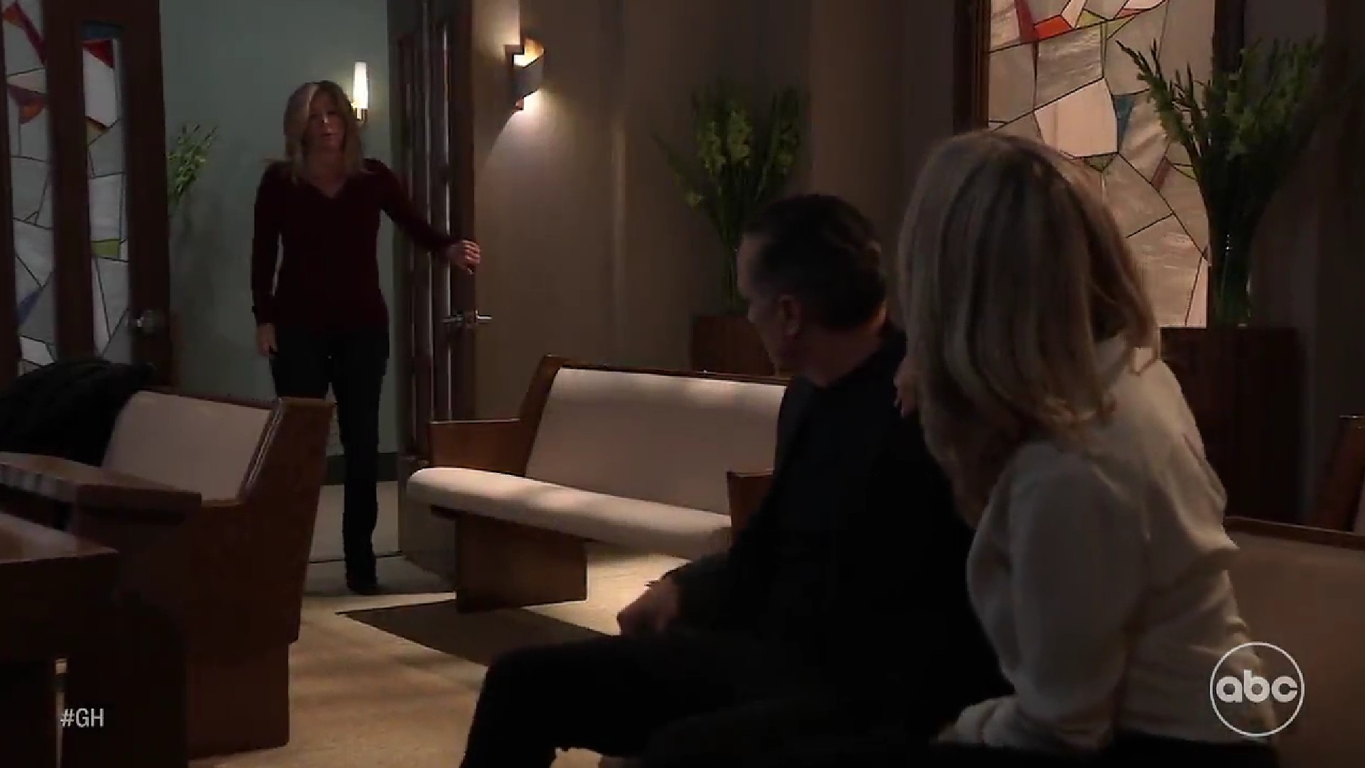 GH/Carly (Laura Wright) shocks Nina (Cynthia Watros) and Sonny (Maurice Bernard)