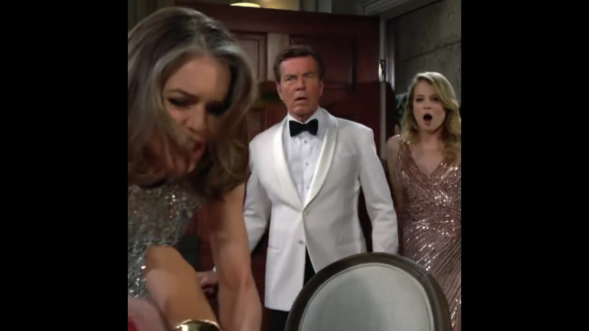 Y&R/Diane (Susan Walters) tries to strangle Phyllis (Michelle Stafford) to death!
